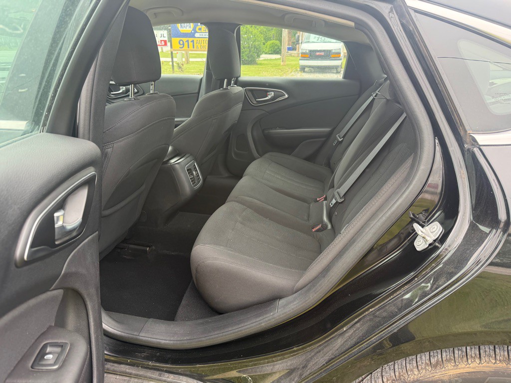 2016 Chrysler 200 Image 11