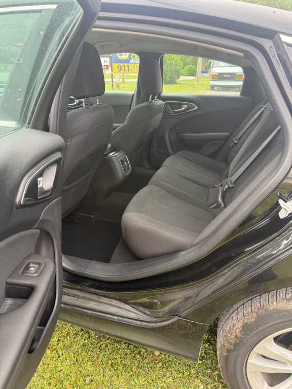 2016 Chrysler 200 Image 12