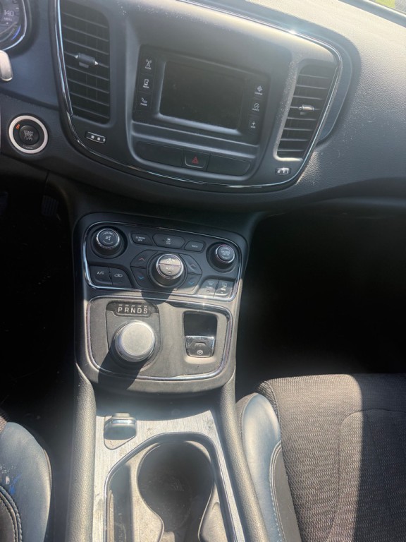 2015 Chrysler 200 Image 6