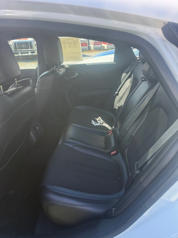 2015 Chrysler 200 Image 8