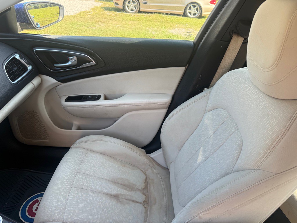 2015 Chrysler 200 Image 6