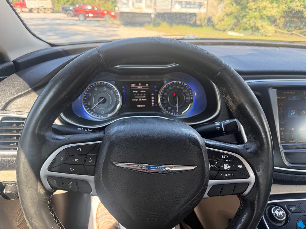 2015 Chrysler 200 Image 9