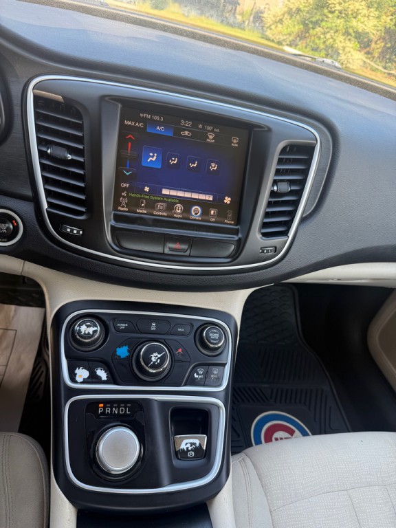 2015 Chrysler 200 Image 10