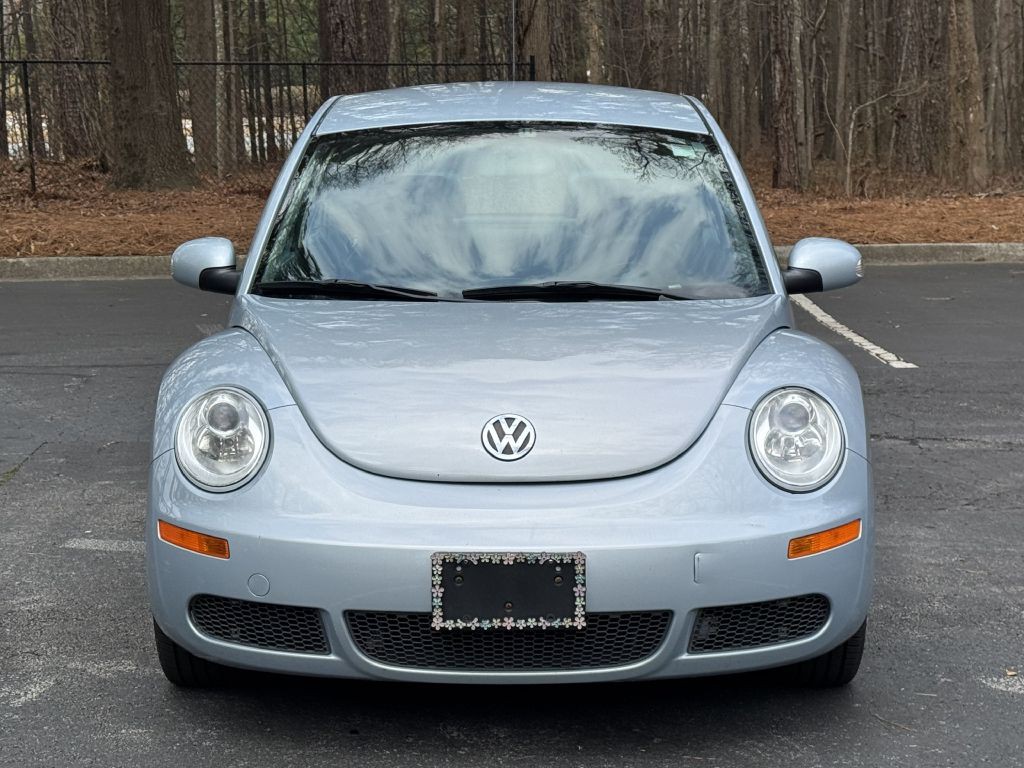 2010 Volkswagen Beetle Image 2