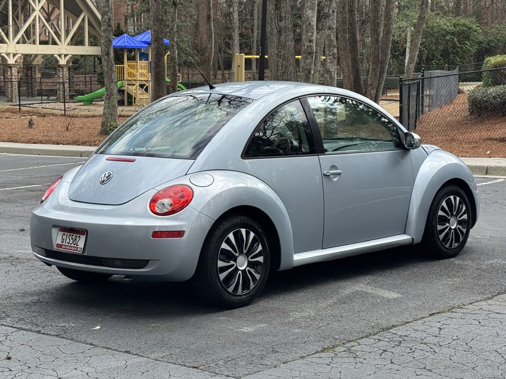 2010 Volkswagen Beetle Image 4