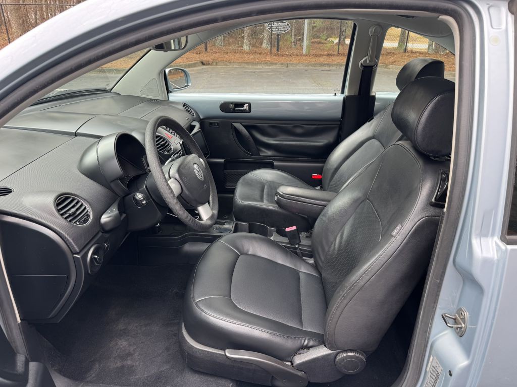 2010 Volkswagen Beetle Image 7