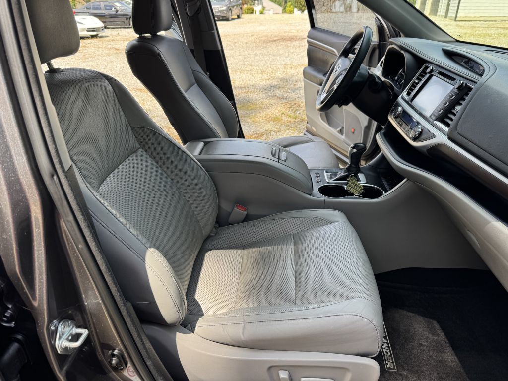 2016 Toyota Highlander Image 12