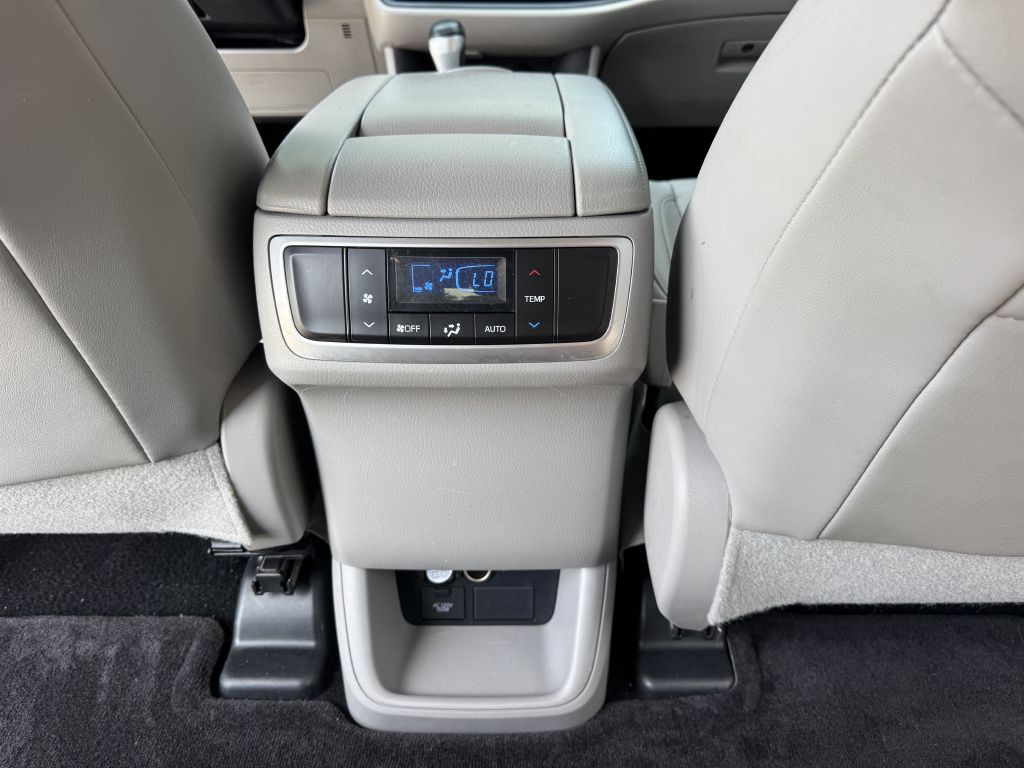 2016 Toyota Highlander Image 19