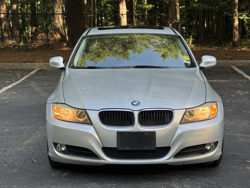 2011 BMW 3 Series Image 2