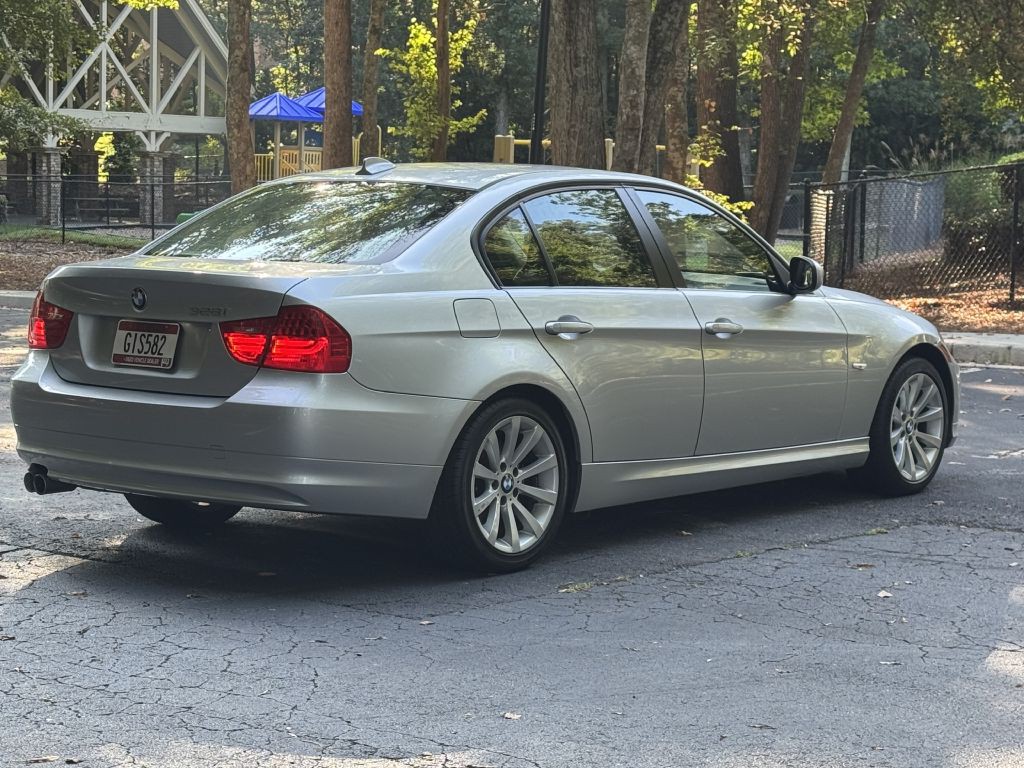 2011 BMW 3 Series Image 4