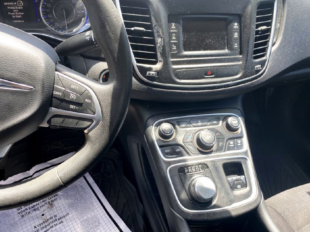 2015 Chrysler 200 Image 6