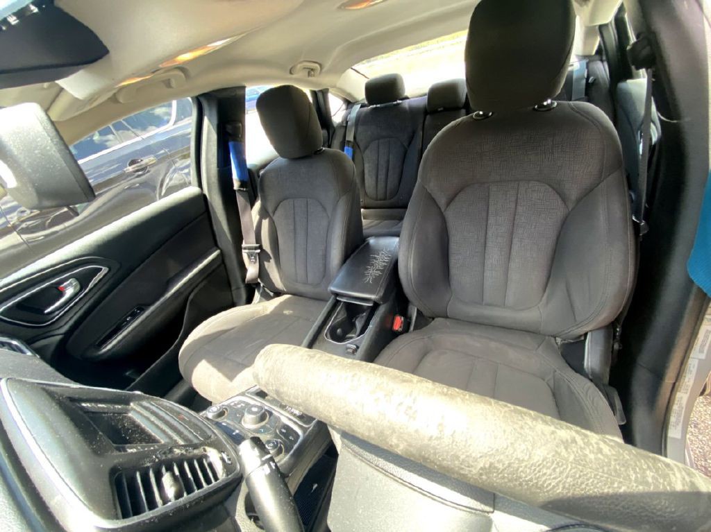 2015 Chrysler 200 Image 9