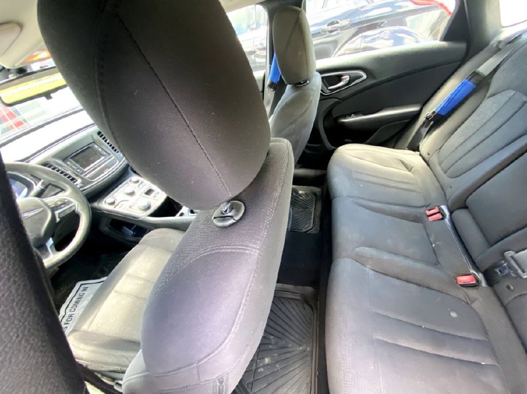 2015 Chrysler 200 Image 11