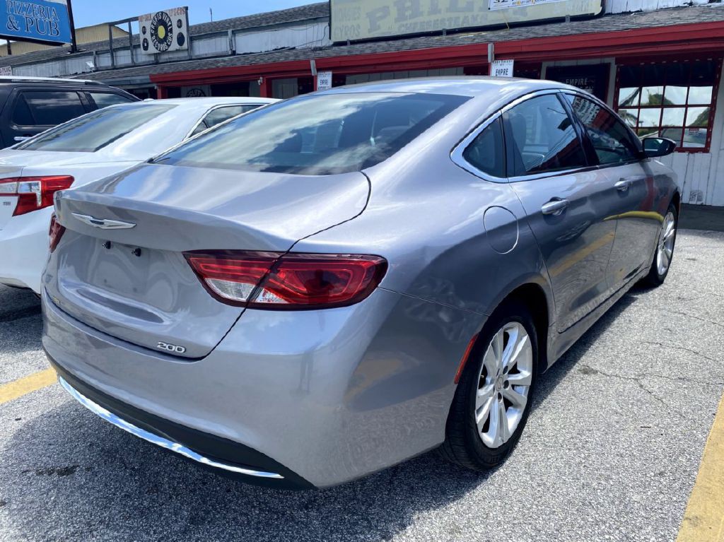 2015 Chrysler 200 Image 14