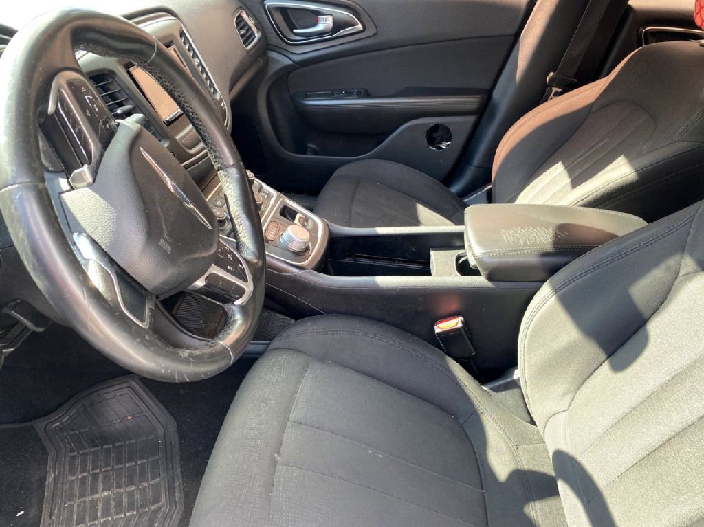 2015 Chrysler 200 Image 7