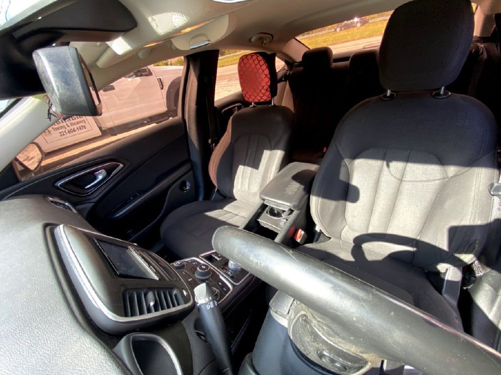 2015 Chrysler 200 Image 8