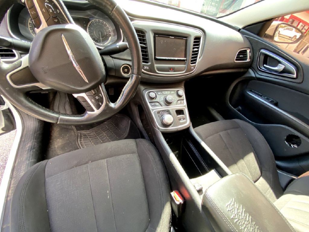 2015 Chrysler 200 Image 9