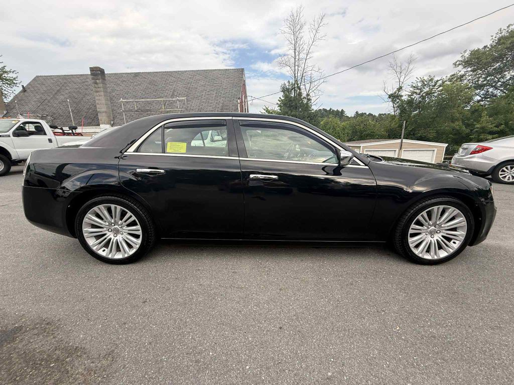 2013 Chrysler 300 Image 8