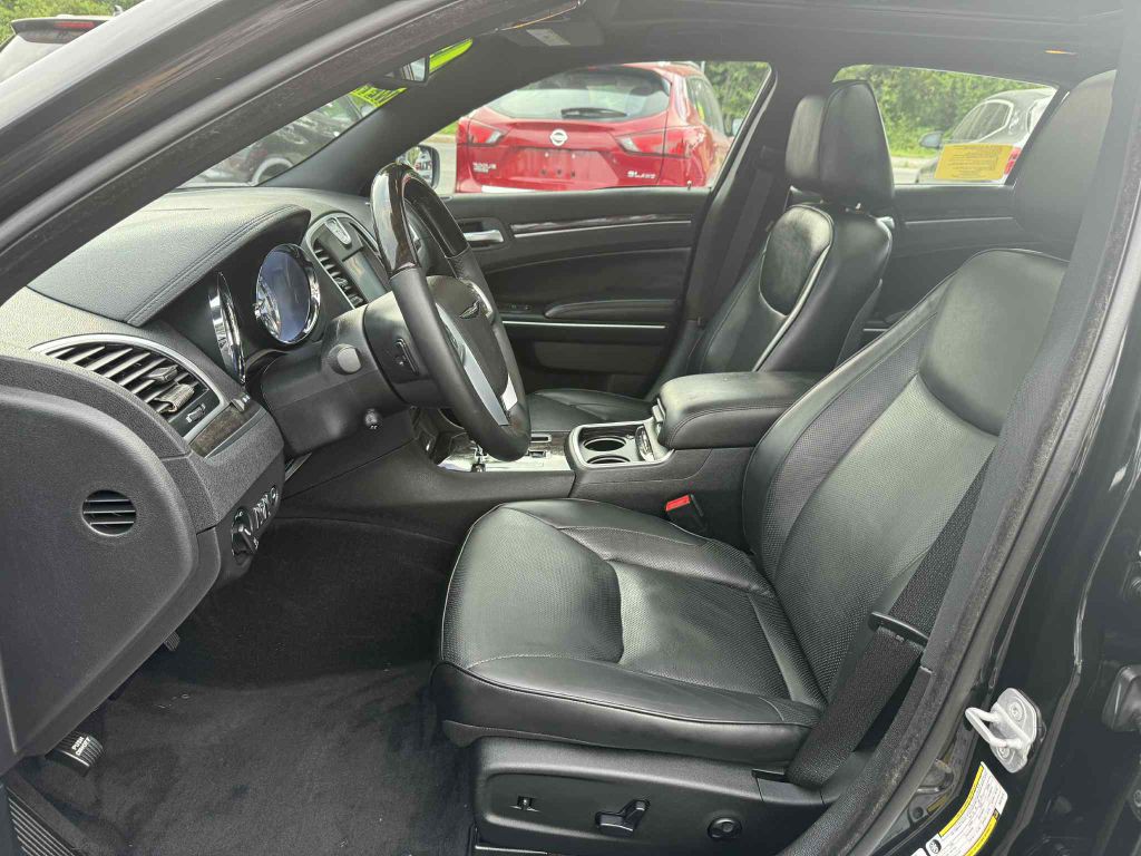 2013 Chrysler 300 Image 9