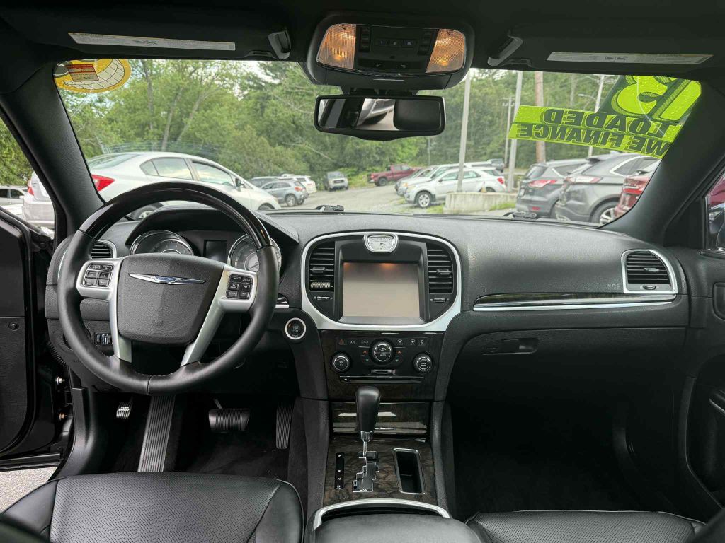 2013 Chrysler 300 Image 11