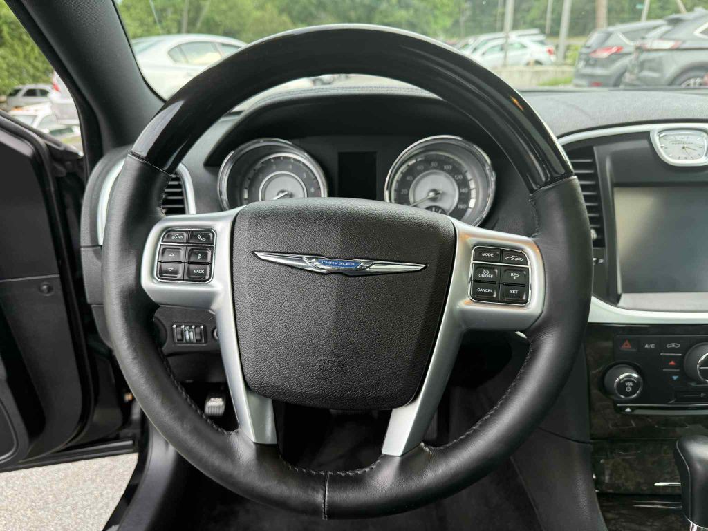 2013 Chrysler 300 Image 12