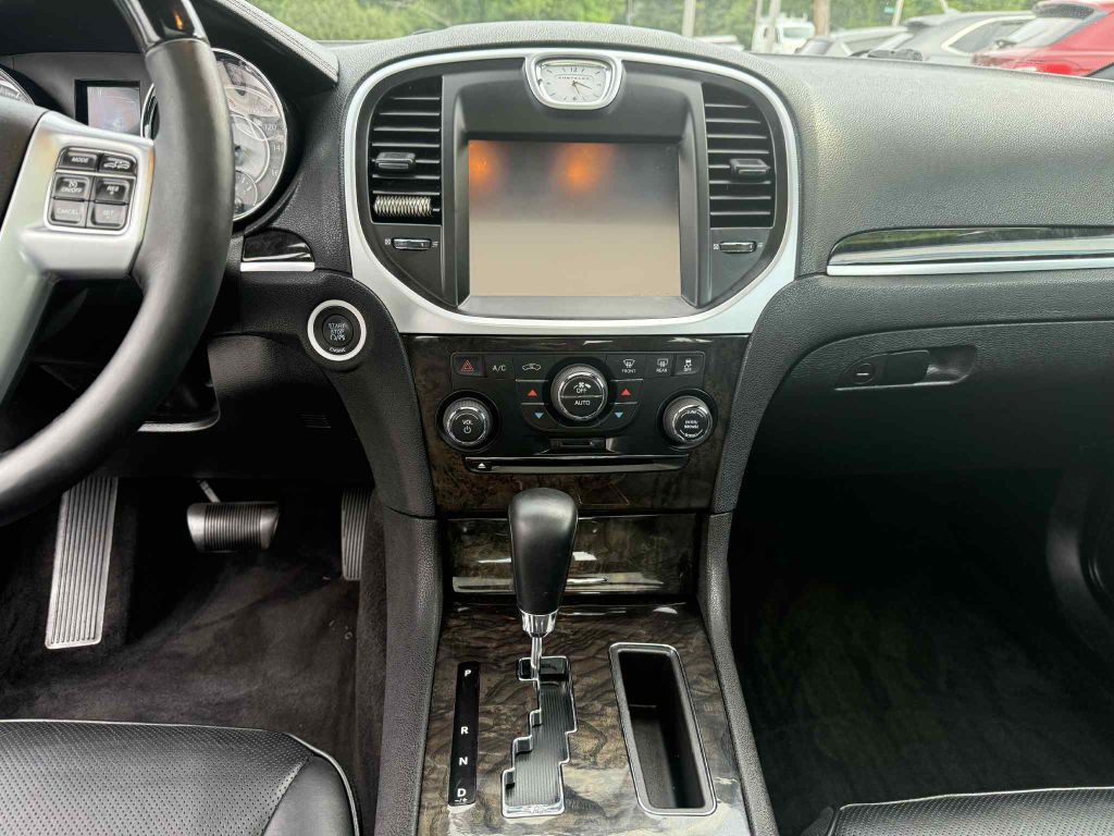 2013 Chrysler 300 Image 13