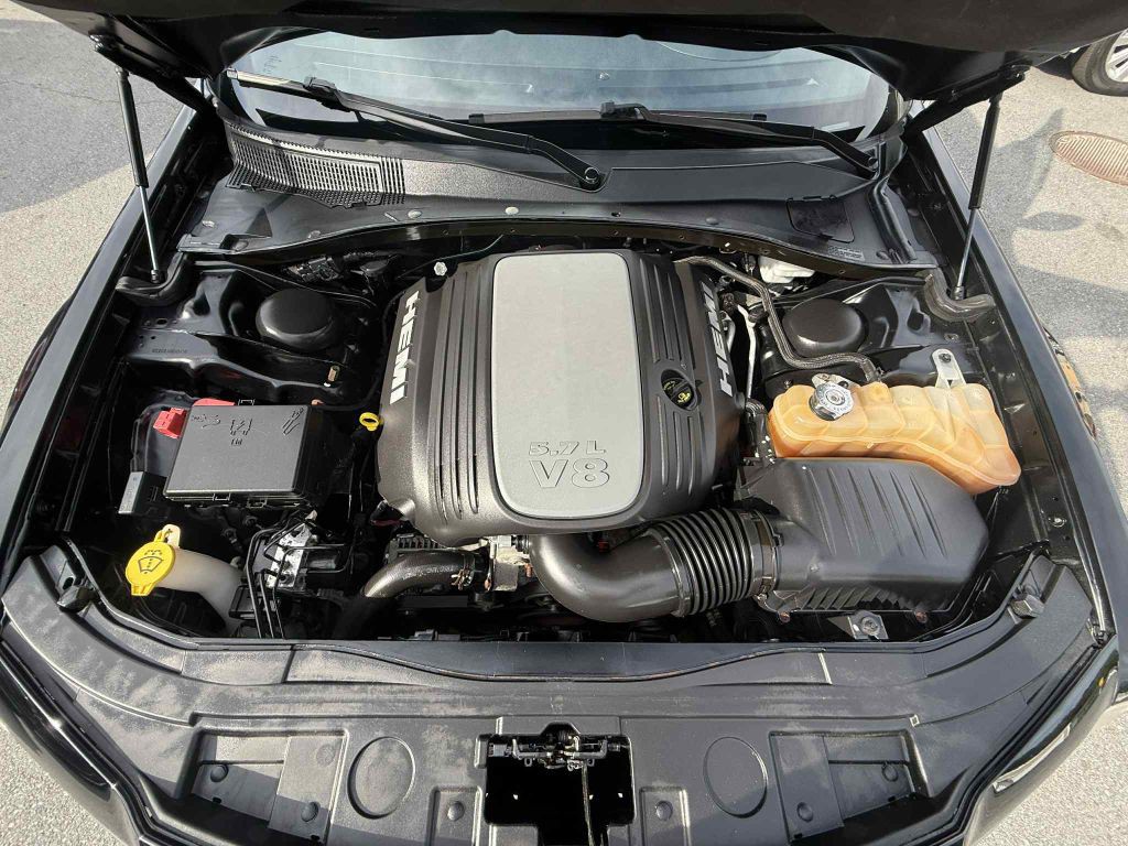 2013 Chrysler 300 Image 24