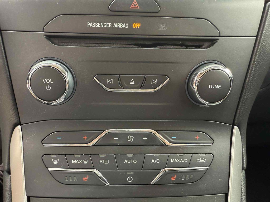 2016 Ford Edge Image 16