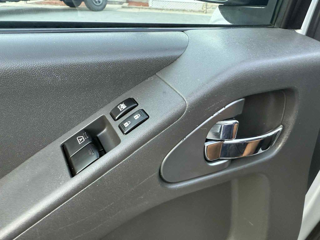 2012 Nissan Frontier Image 16