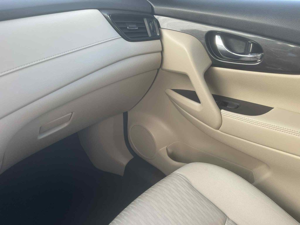 2017 Nissan Rogue Image 24