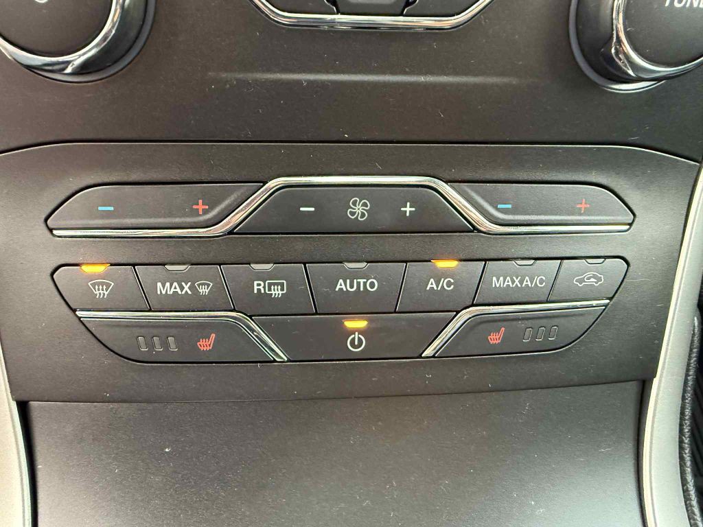 2019 Ford Edge Image 16