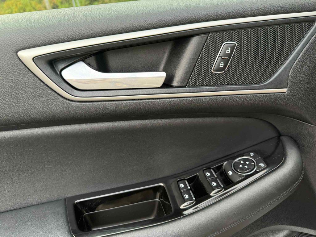2019 Ford Edge Image 19