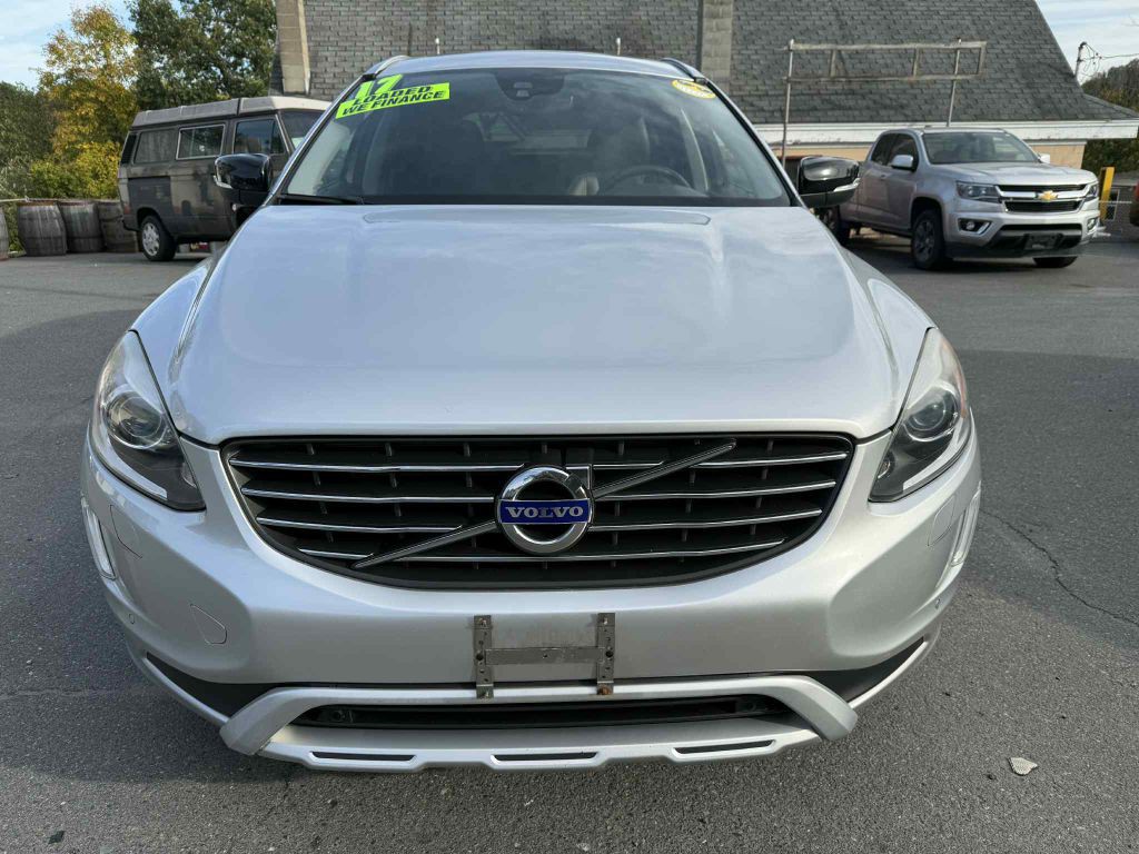 2017 Volvo XC60 Image 2