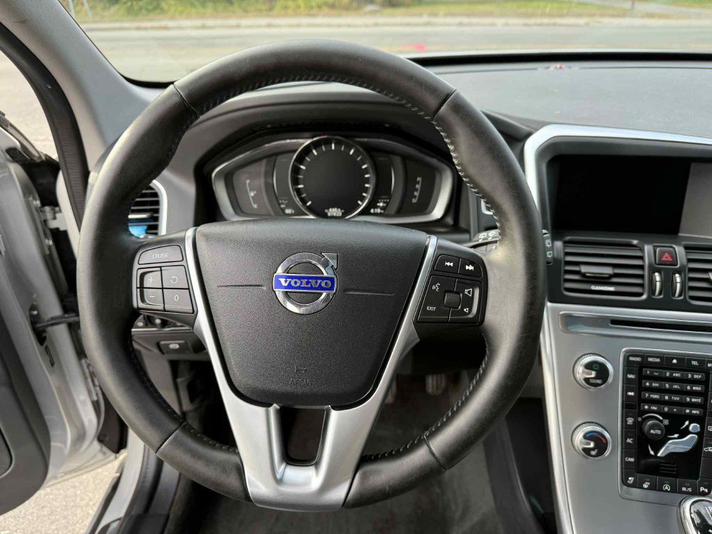 2017 Volvo XC60 Image 12