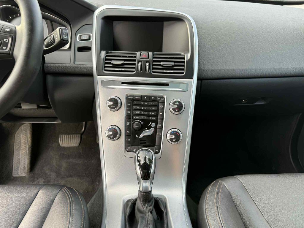 2017 Volvo XC60 Image 13