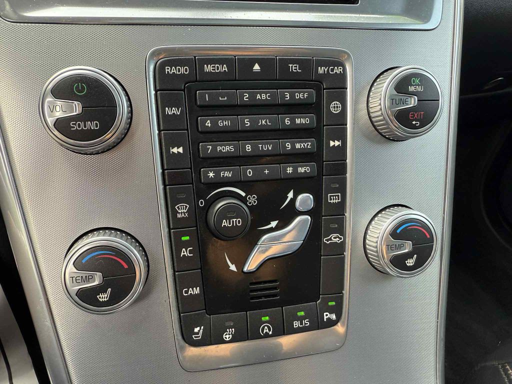 2017 Volvo XC60 Image 16