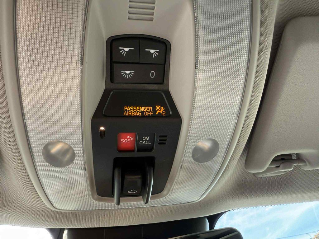2017 Volvo XC60 Image 18