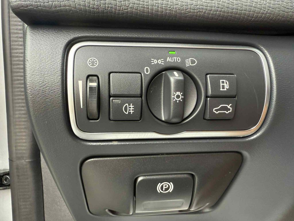 2017 Volvo XC60 Image 19