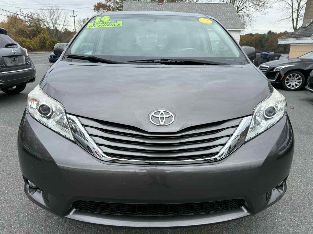 2014 Toyota Sienna Image 2