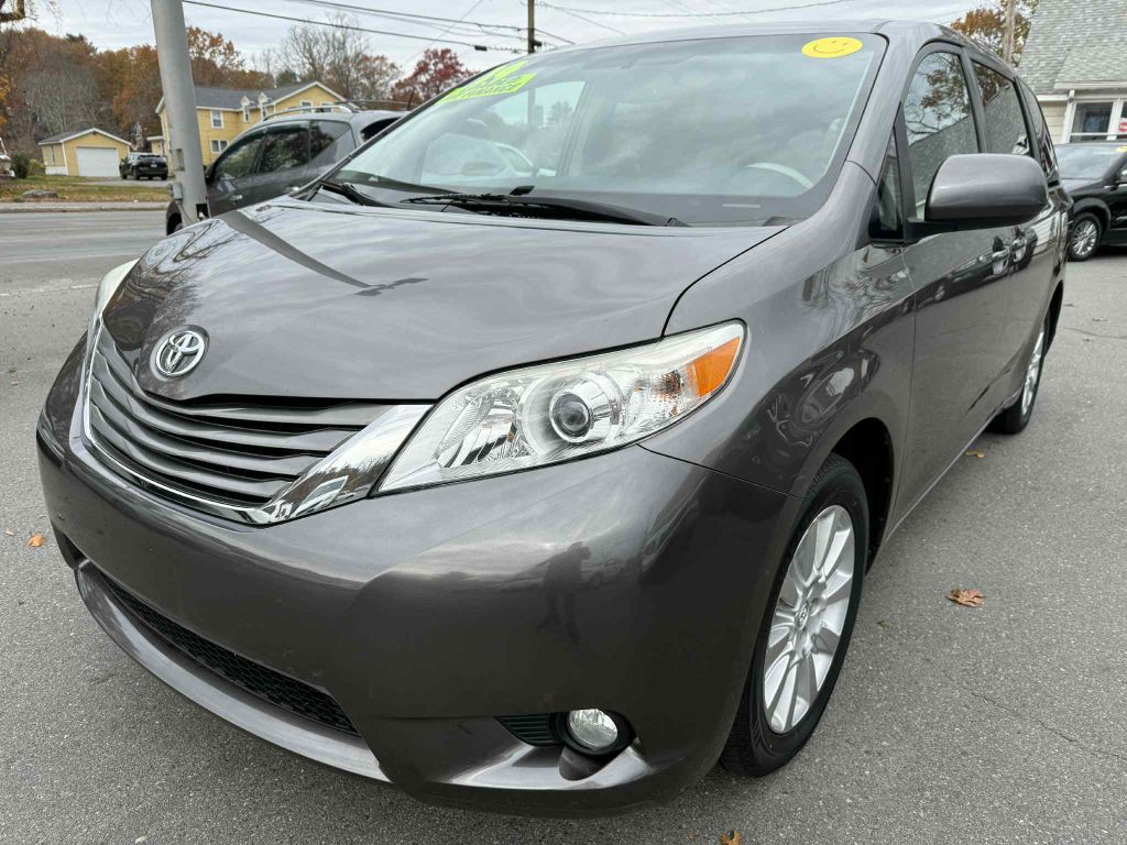 2014 Toyota Sienna Image 3