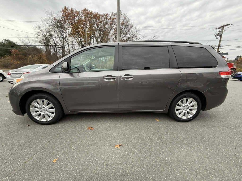 2014 Toyota Sienna Image 4