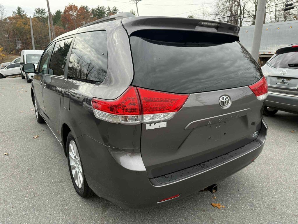 2014 Toyota Sienna Image 5