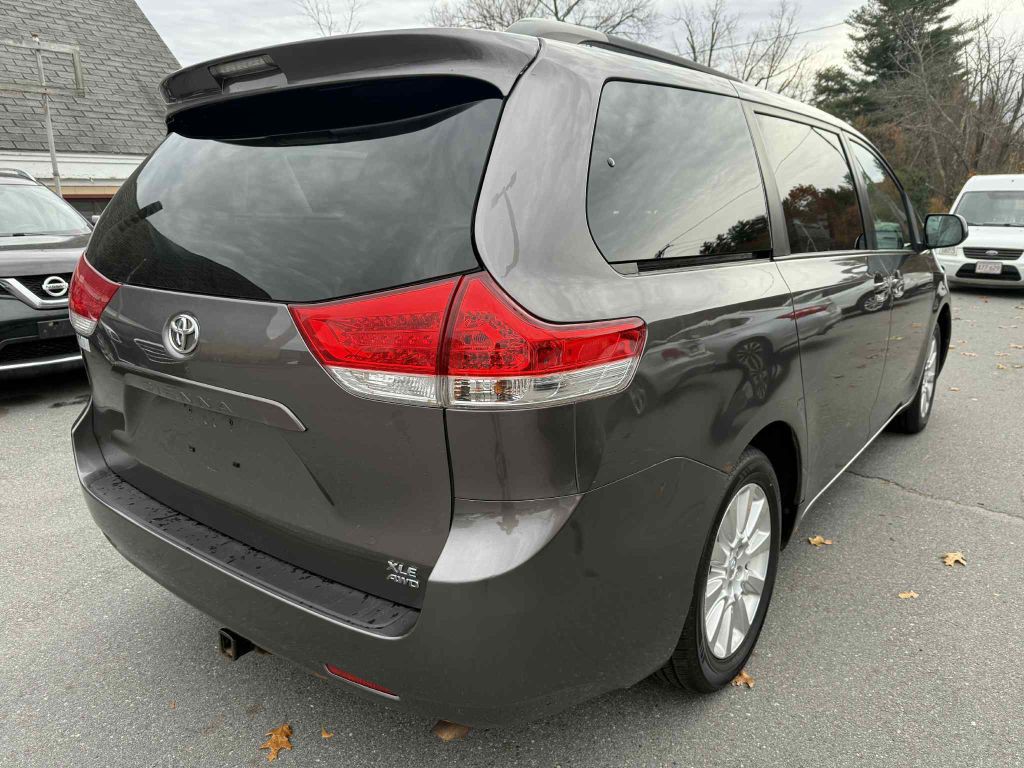 2014 Toyota Sienna Image 7
