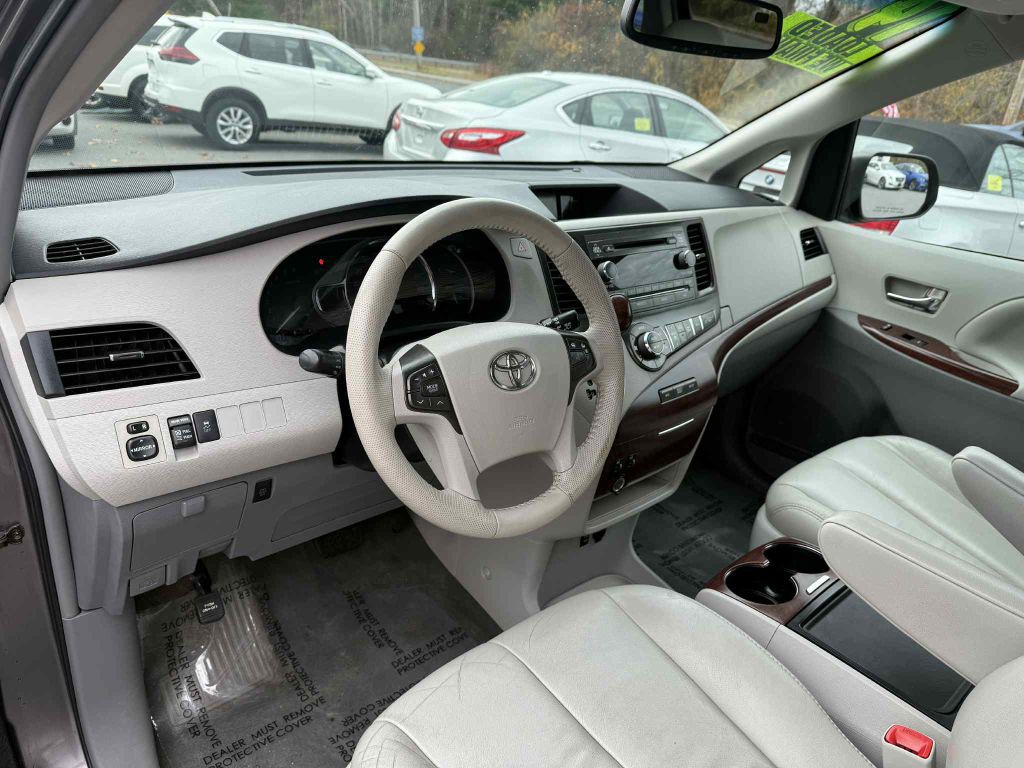 2014 Toyota Sienna Image 10