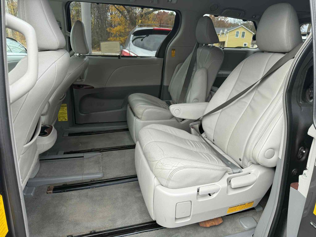 2014 Toyota Sienna Image 11