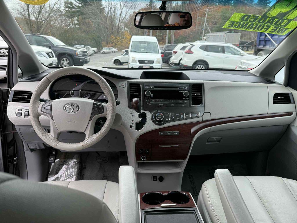 2014 Toyota Sienna Image 13