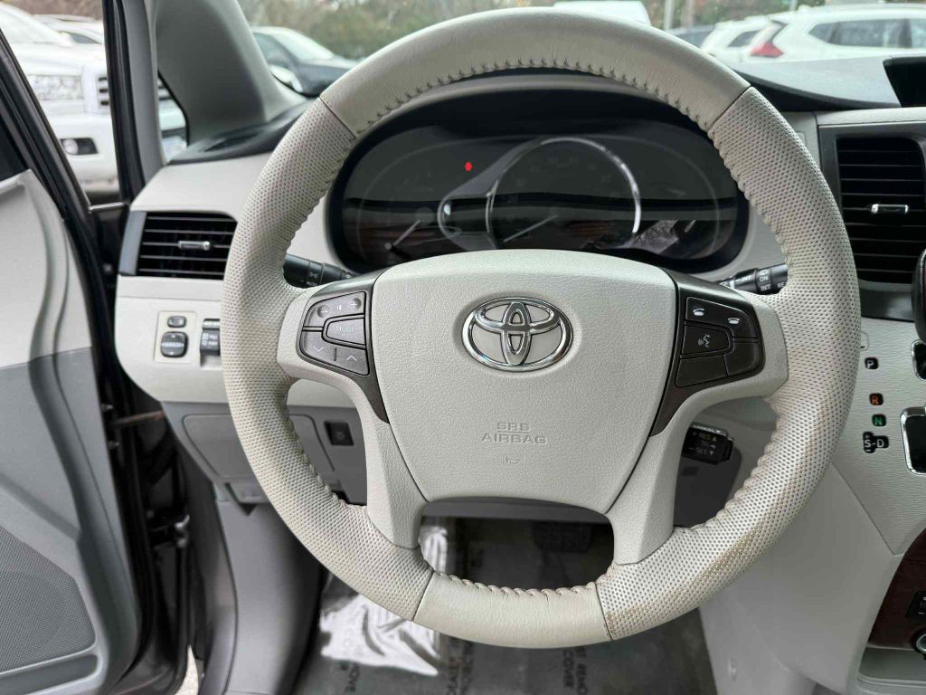 2014 Toyota Sienna Image 14