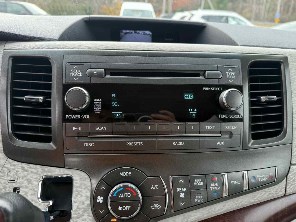 2014 Toyota Sienna Image 16