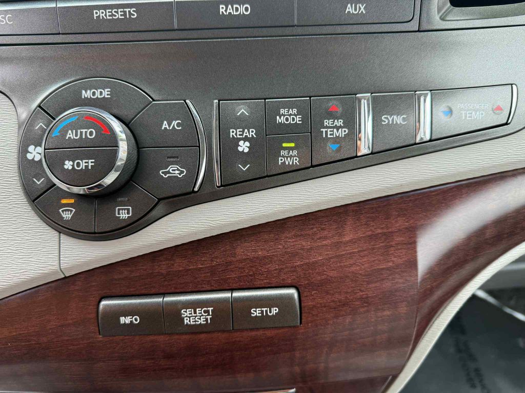 2014 Toyota Sienna Image 17