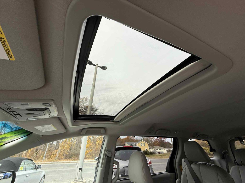 2014 Toyota Sienna Image 19